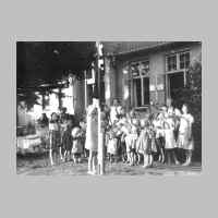 022-0373 Kinderfest im Goldbacher Kindergarten 1938. Selbst die -Kleinsten- gruessen die Fahne..jpg
